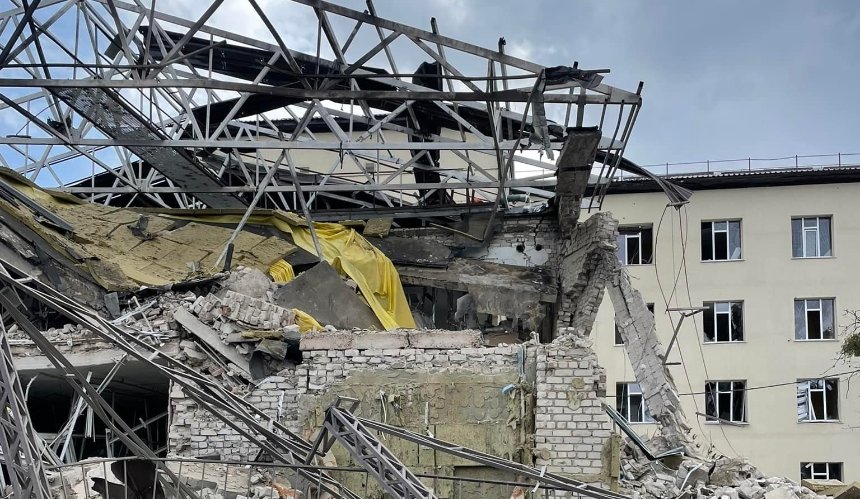 «Хворі вибирались з-під завалів як могли»: російські окупанти знищили лікарню в Ізюмі