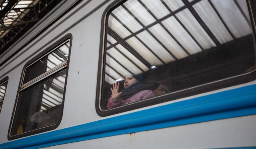 Поїзд у Донецькій області потрапив під обстріли. Загинула провідниця, ще одна поранена
