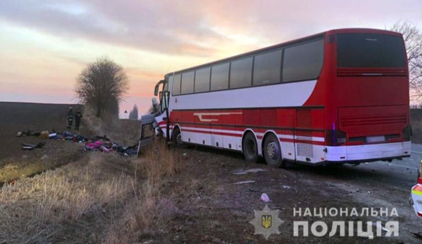На Хмельниччині у ДТП потрапив автобус з переселенцями. 7 осіб загинули, 9 травмовані