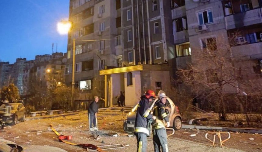 У Дарницькому районі Києва уламками ракети пошкоджено багатоповерхівку