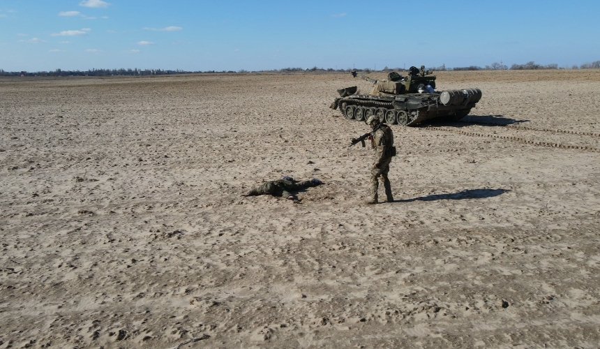 Російські військові здаються в полон з технікою