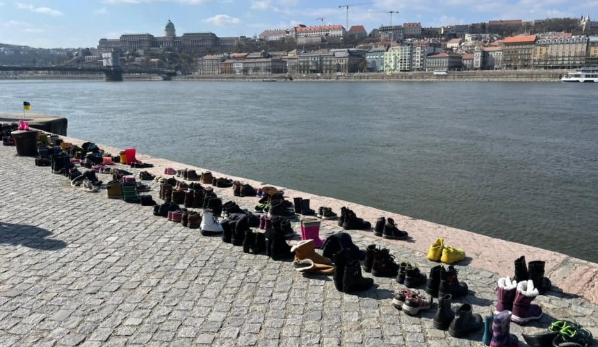 У Будапешті вшанували пам'ять маріупольців, загиблих від російської авіабомби у Драмтеатрі