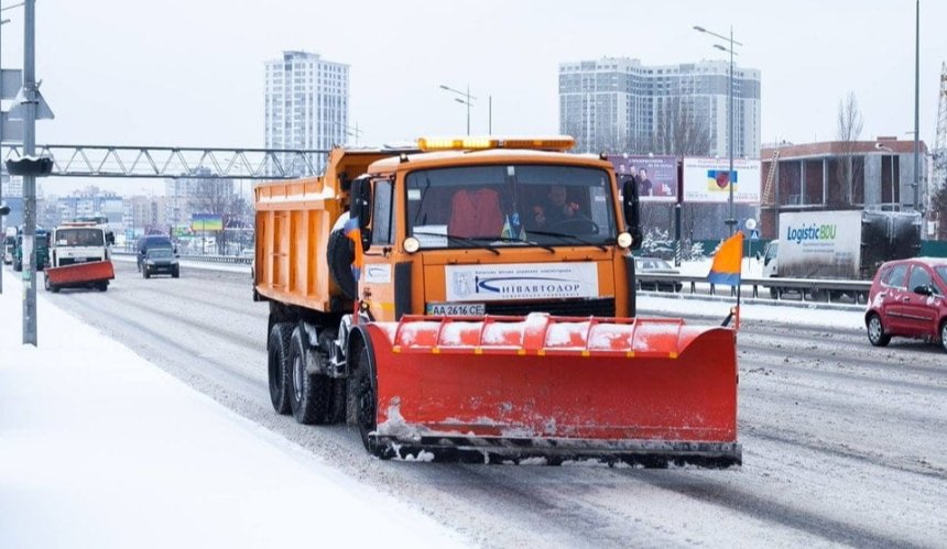 7 березня, у Києві 127 одиниць техніки розчищають дороги від снігу: відео