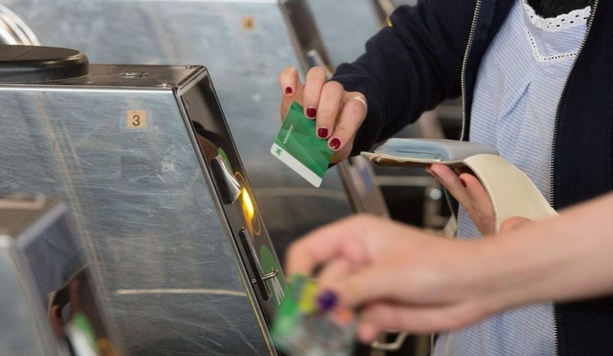 У метро Києва тимчасово не працюють транспортні картки