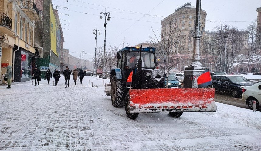 Негода в Києві: вулиці прибирають 118 одиниць техніки