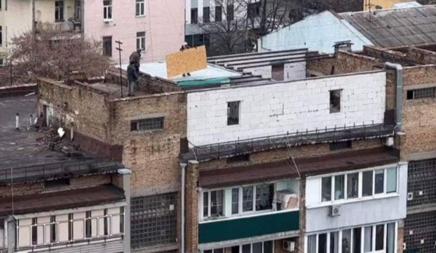 Біля "Олімпійської", у Києві мешканці збудували додатковий поверх на даху багатоповерхівки