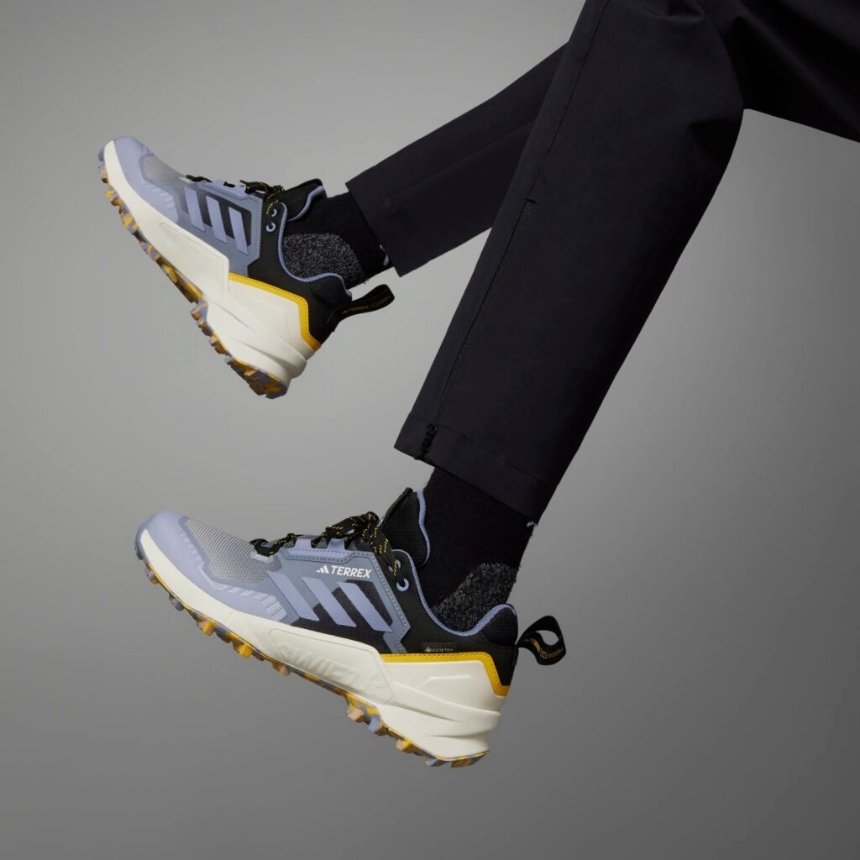 Чорно-фіолетові кросівки від National Geographic та adidas