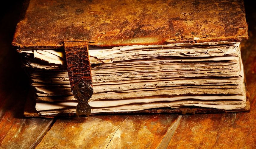Киянин хотів вивезти за кордон старовинну книгу вартістю понад 10 тисяч доларів