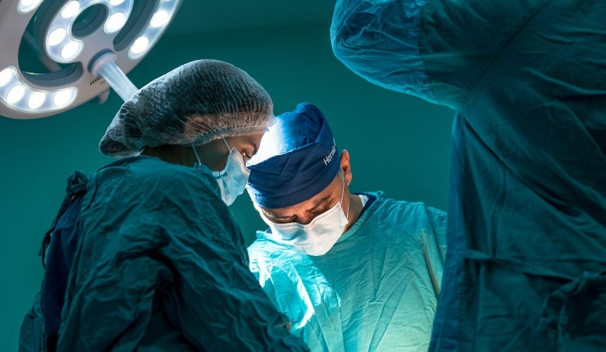 Лікарка однієї з лікарень у Київській області після операції залишила в тілі 7-ої дитини серветку.