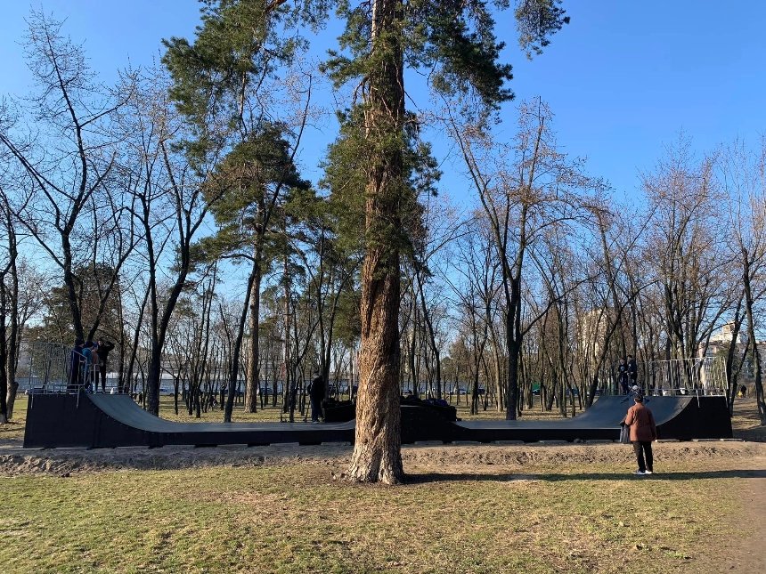 У парку Партизанської слави встановили безкоштовний скейт-парк