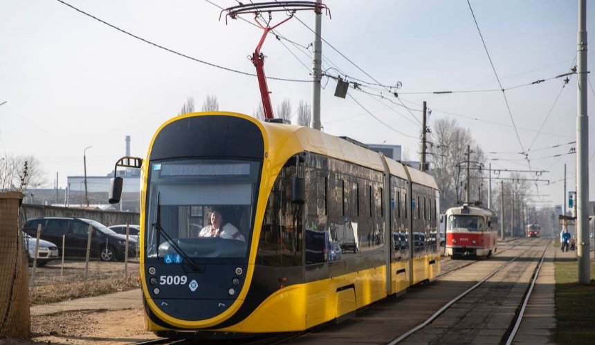 У Києві почали курсувати вісім нових трамваїв