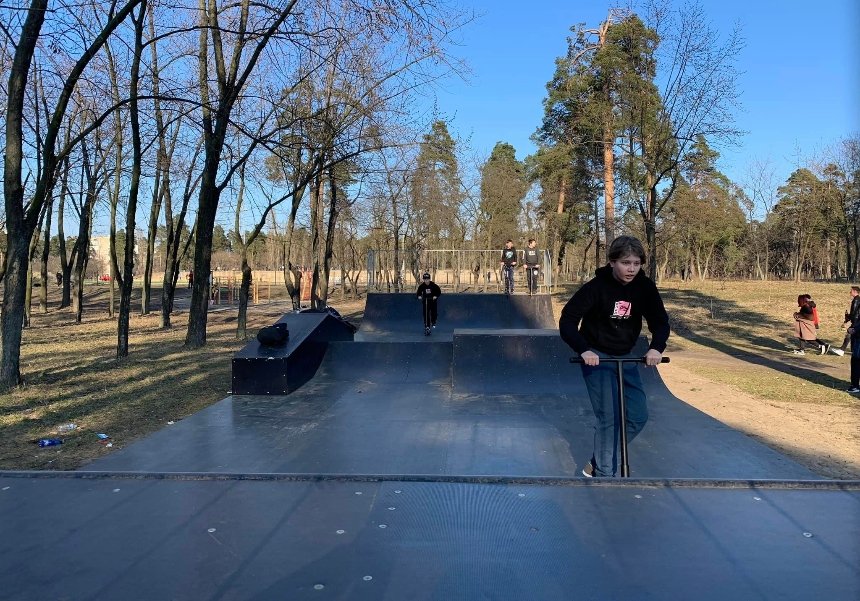 На лівому березі Києва встановили безкоштовний скейт-парк