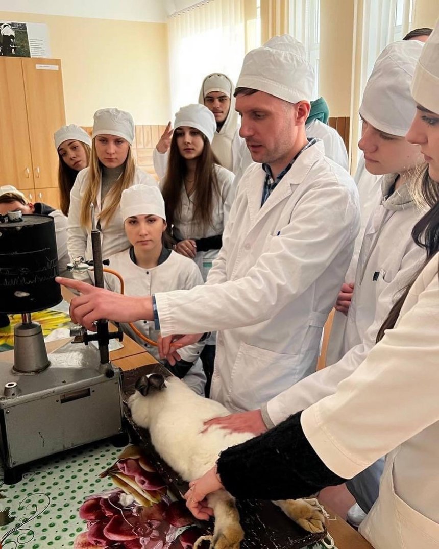 Викладач ветеринарного факультету НУБіП на практичному занятті провів експеримент на живій тварині без використання анестезії.