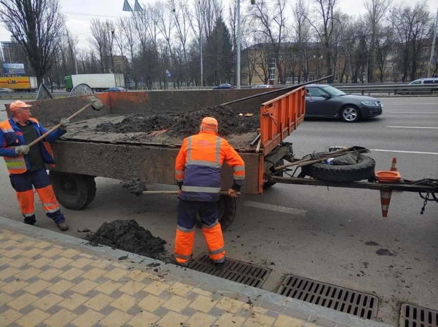 Київські комунальники очистили зливостоки у проблемних місцях, щоб уникнути підтоплення.