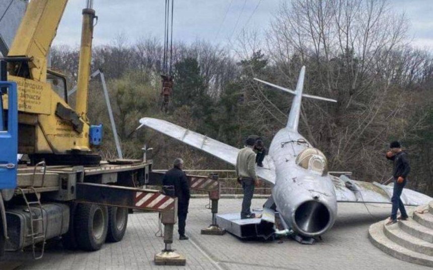 У Києві демонтували й порізали радянський літак замість передати його Музею авіації