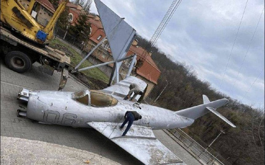 Демонтаж літака на подвір’ї школи в Києві