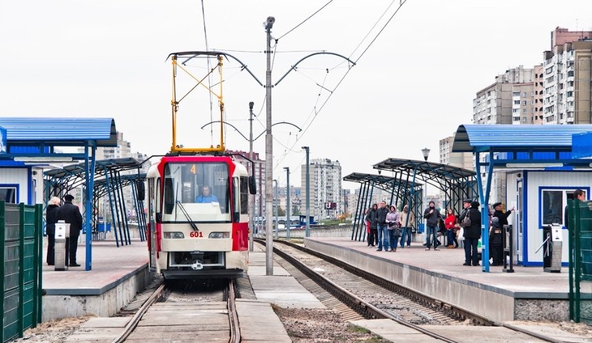У столиці майже на місяць обмежать рух пішоходів поблизу станції швидкісного трамваю “Олександри Екстер”: причини