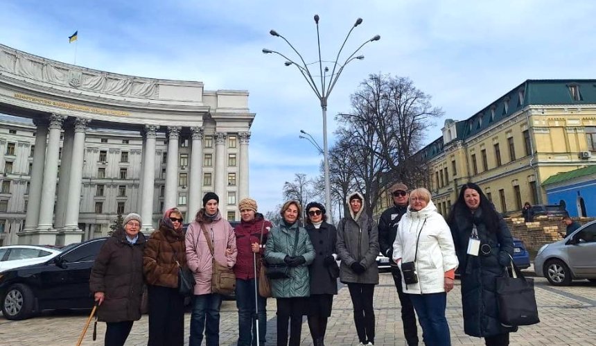 У Києві провели першу безкоштовну екскурсію для людей з порушеннями зору: деталі