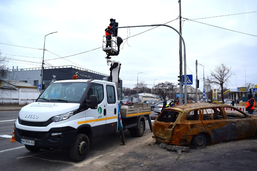 7 березня, в Оболонському районі Києва, на перетині вулиці Скляренка та провулку Балтійського розпочали відновлення світлофору.