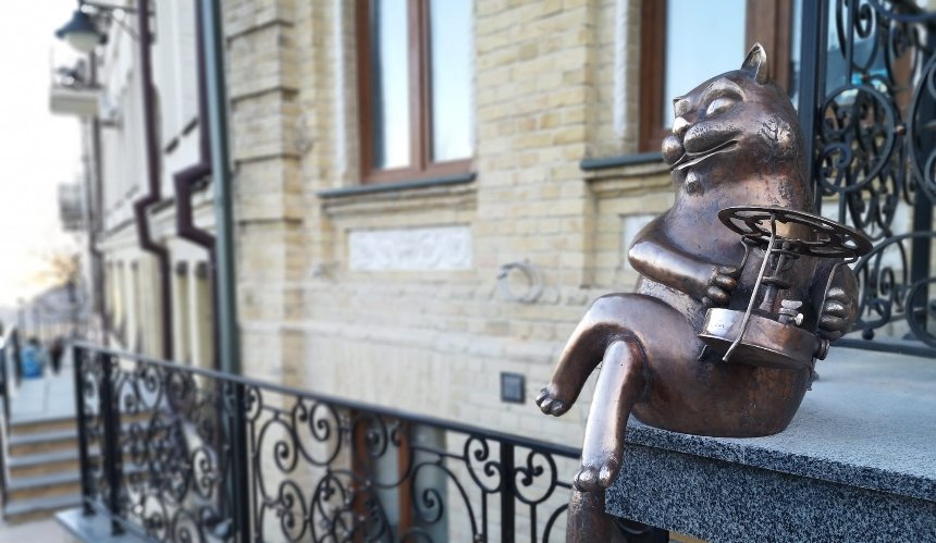 Скульптуру кота Бегемота повернули на Андріївський узвіз: фото