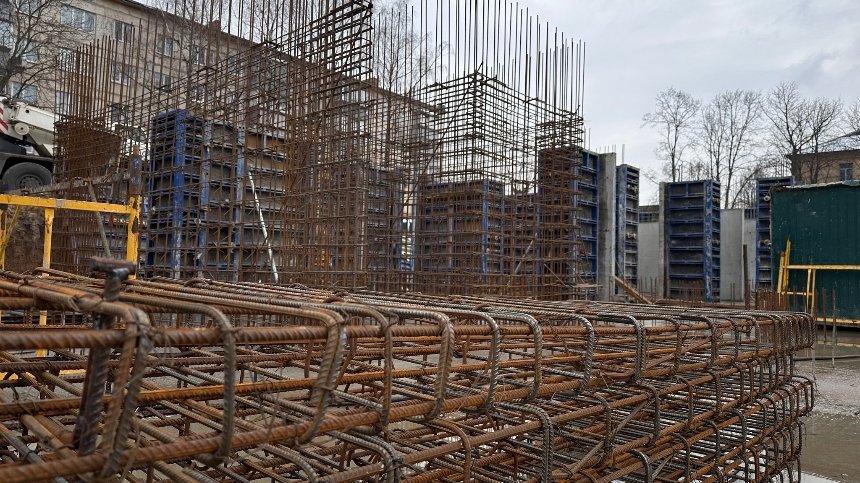 Замість зруйнованого під час ракетного обстрілу у лютому 2022 року п’ятиповерхового будинку у Василькові будують новий — на 96 квартир