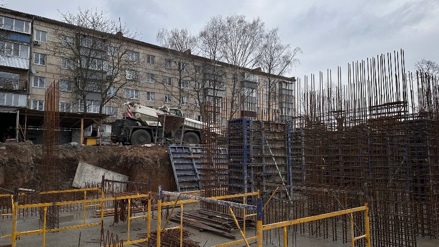 Замість зруйнованого під час ракетного обстрілу у лютому 2022 року п’ятиповерхового будинку у Василькові будують новий — на 96 квартир