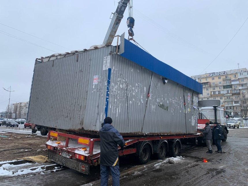За зимовий період у Києві демонтували майже 900 незаконних елементів благоустрою