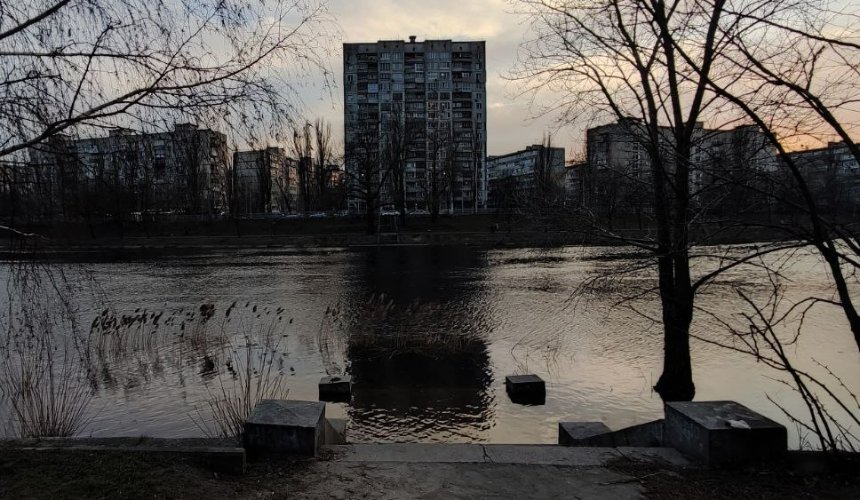 Паводок у Києві: рівень води у Дніпрі зріс на понад 60 см