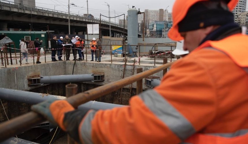 Як проходять роботи на пошкодженій ділянці тунелю біля станції метро "Деміївська": фото