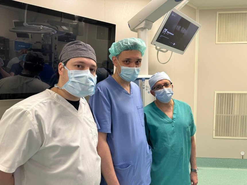 В Національній дитячій спеціалізованій лікарні “Охматдит” провели першу в Україні унікальну операцію дитині методом лобно-лицевого висування моноблоком для лікування синдрому Аперта