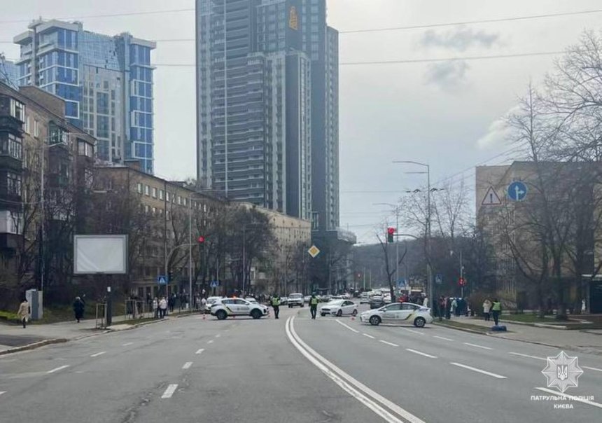 Через падіння уламків, на вулиці Михайла Бойчука рух транспорту ускладнений в обох напрямках