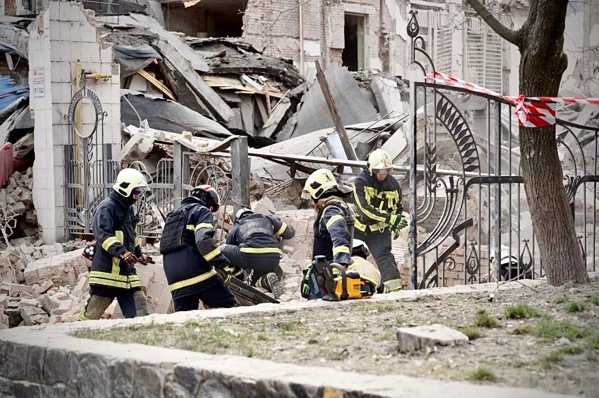 Під час ранкового обстрілу Києва 25 березня зруйнували частину будівлі Академії декоративно-прикладного мистецтва і дизайну імені Михайла Бойчука