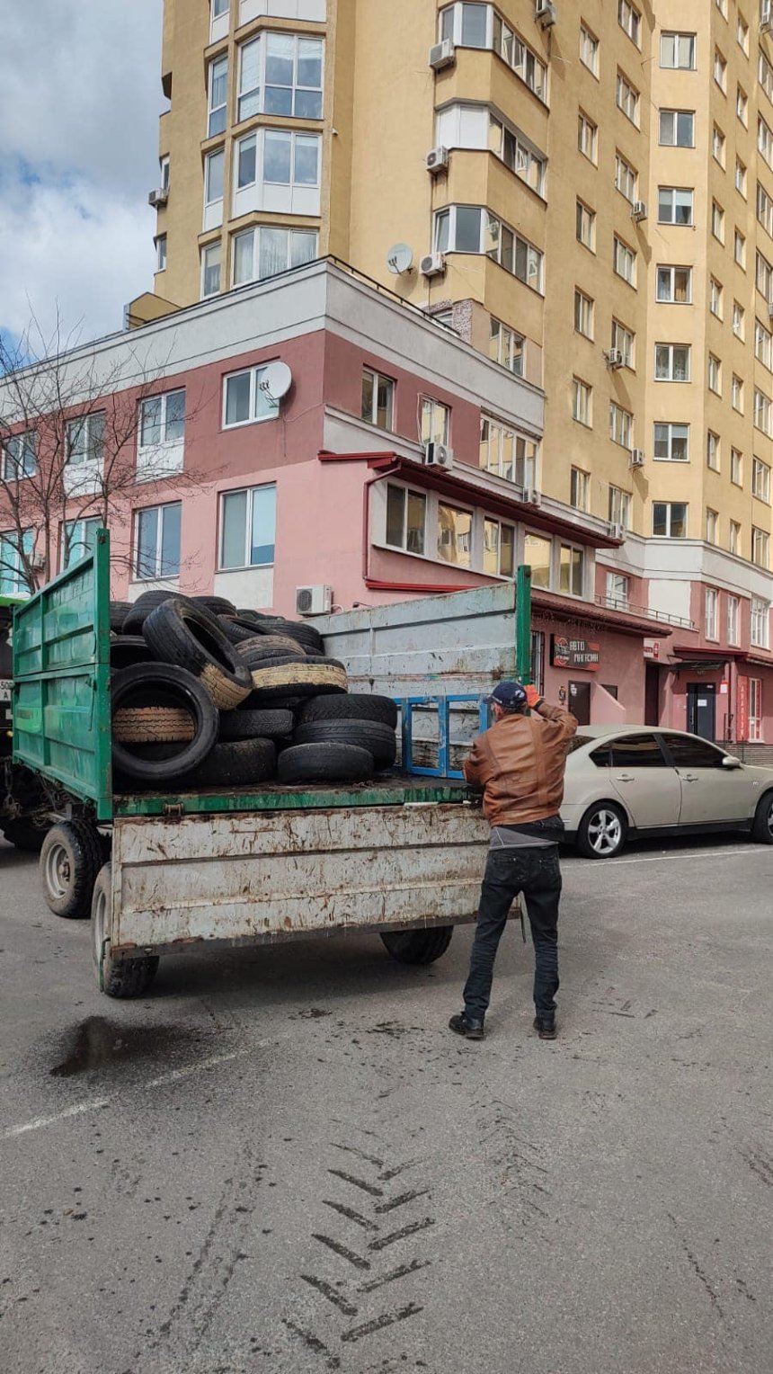 У Дарницькому районі столиці комунальники знайшли, завантажили та вивезли на подальшу утилізацію понад 1000 вживаних автомобільних шин