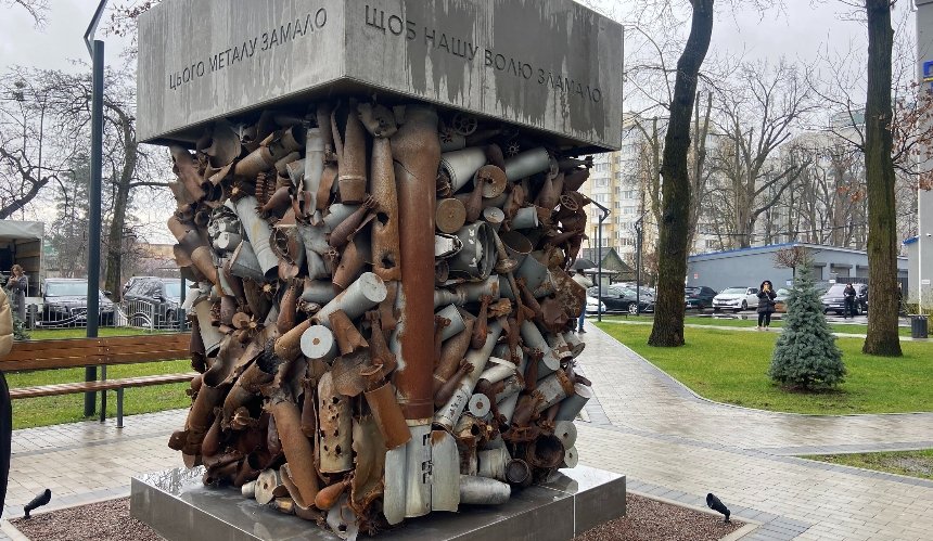 В Ірпені відкрили монумент "Воля" із залишків снарядів, знайдених на території Київської області