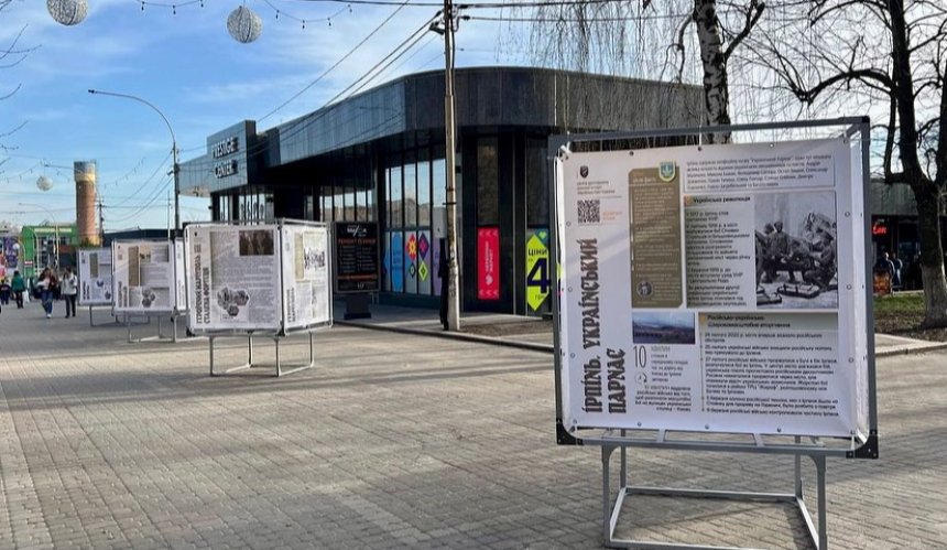 У Бучі встановили інформаційні стенди, які розповідають про Міста-герої України: фото