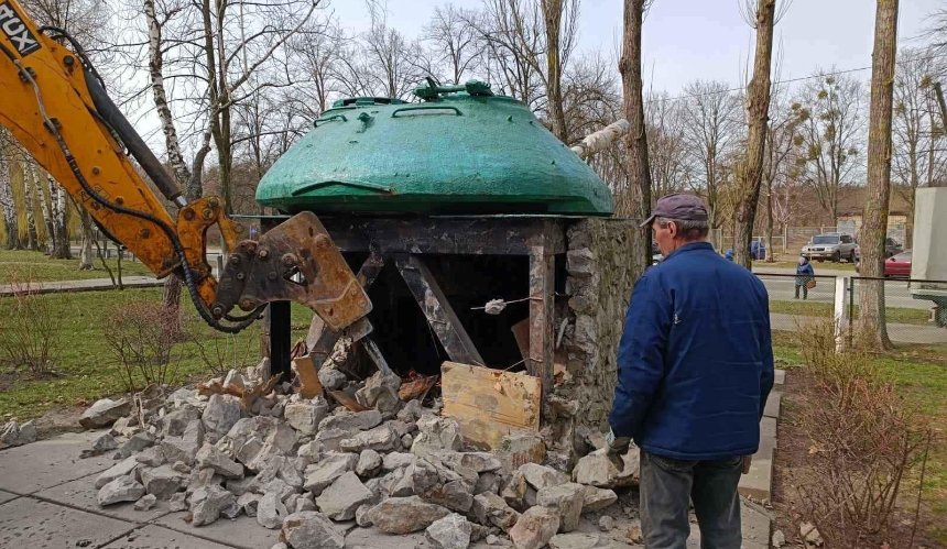 У Святошинському районі демонтували пам’ятник радянському танку: фото