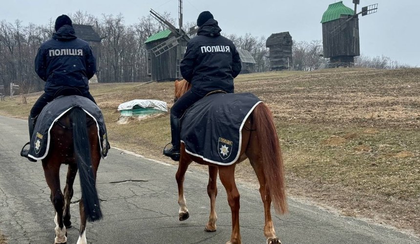 Кінний патруль повертається на вулиці Києва