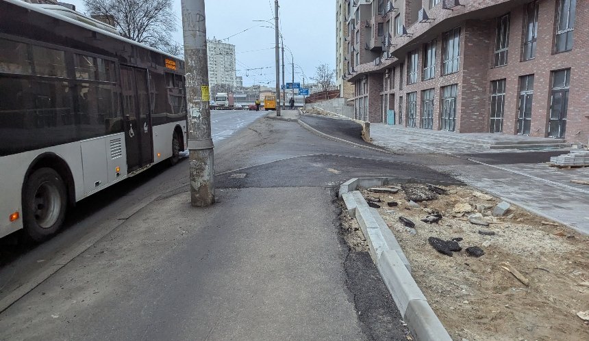 На вулиці Гетьмана забудовник зруйнував тротуар для влаштування заїзду до ЖК: подробиці