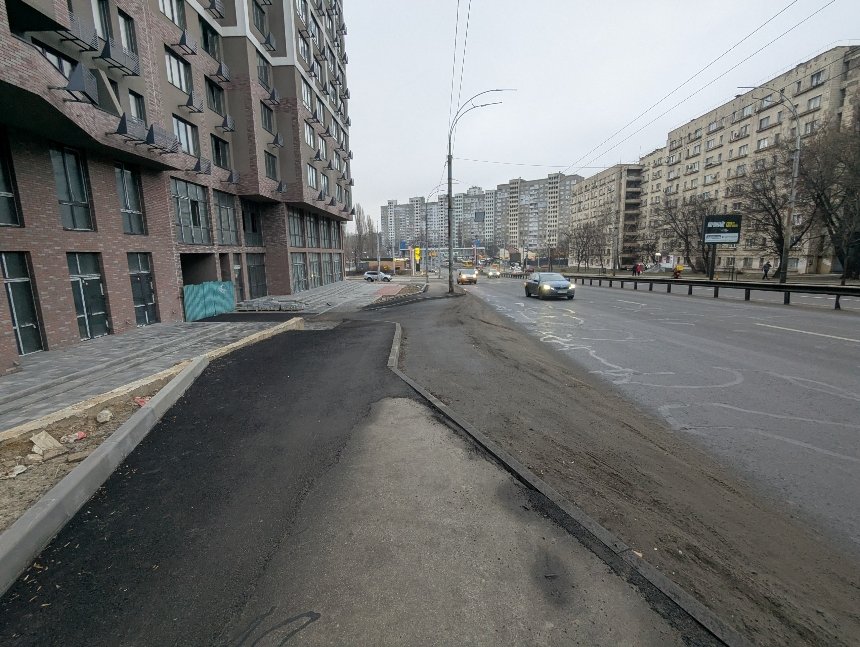 На вулиці Гетьмана у Києві забудовник зруйнував тротуар для влаштування заїзду до ЖК: подробиці