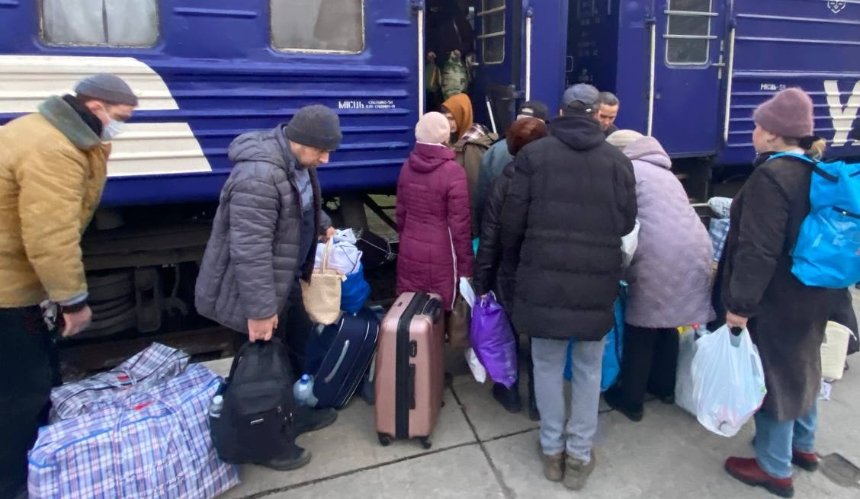 Половина переселенців із зони бойових дій планує повернутися в Україну: дослідження