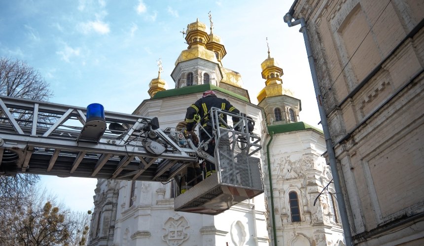 На одній з церков Києво-Печерської лаври обрушився хрест — його зняли надзвичайники