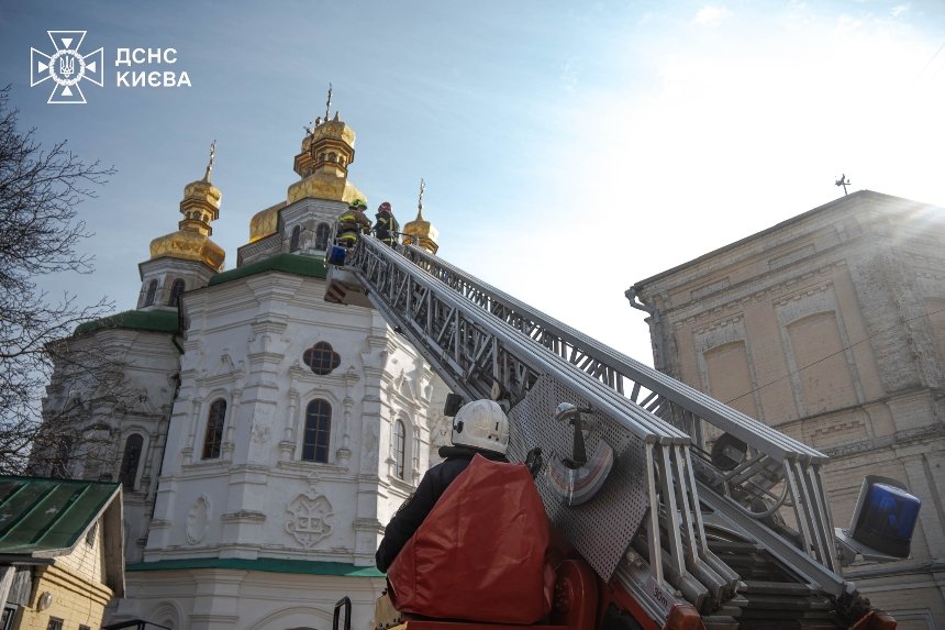 На одній з церков Києво-Печерської лаври обрушився хрест — його зняли надзвичайники