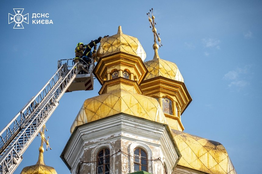 На одній з церков Києво-Печерської лаври обрушився хрест — його зняли надзвичайники