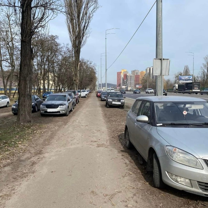 Інспектори з паркування у Києві оштрафували майже 40 водіїв на одній локації: деталі