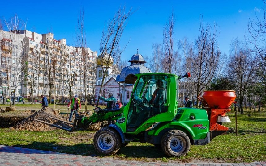 Біля церкви Святого Апостола Андрія Первозванного у Бучі висадили клени та сакури: фото