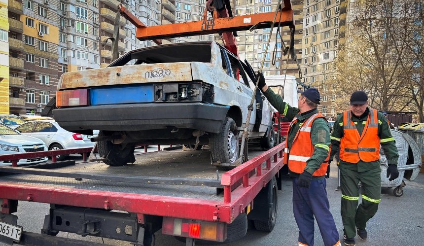 У Києві прибирають покинуті та знищені обстрілами автомобілі: фото