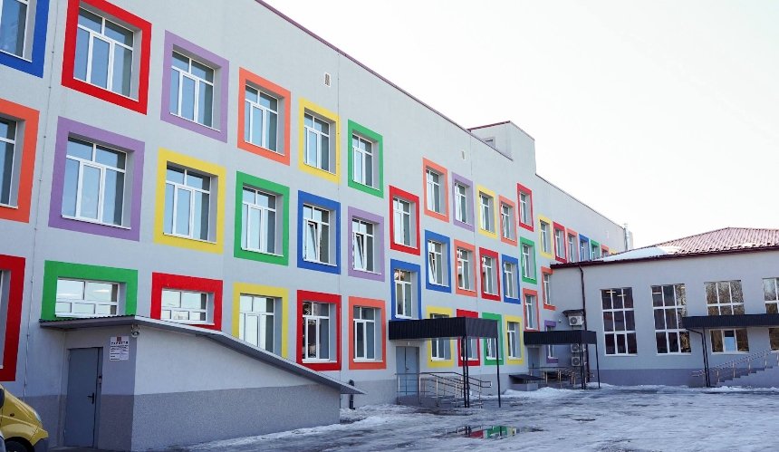 На Київщині повністю відбудували ліцей після 80% руйнувань: фото