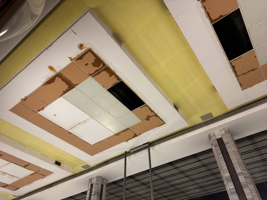 Фото: "Пасажири Києва" / Telegram Проблеми з гідроізоляцією: на станції метро "Іподром" у Києві від вологи набухає стеля