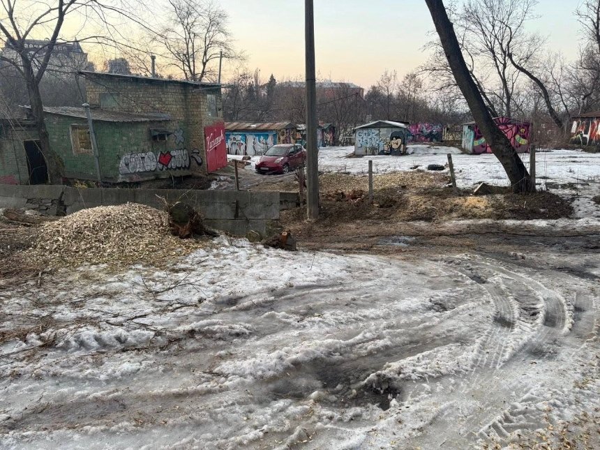 На Пейзажній алеї почали вирубку дерев та демонтаж гаражів