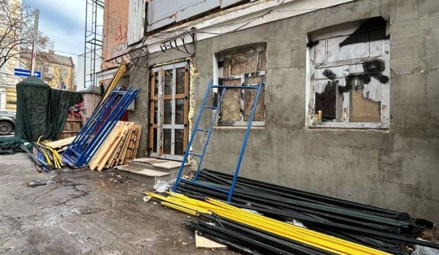 Навколо "Будинку з хлібною лавкою" на Подолі знову зводять риштування: що відомо